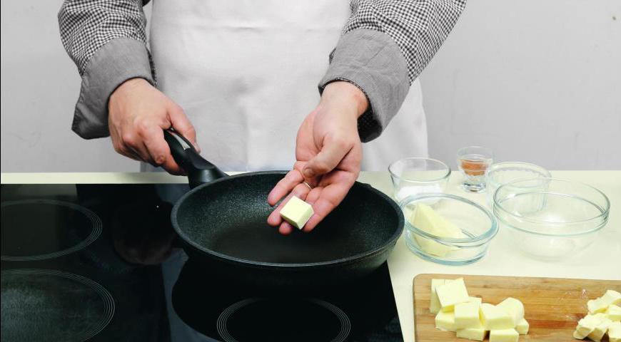 Поставьте на сильный огонь большую антипригарную сковороду. Положите куски сыра на горячую поверхность и обжаривайте на максимуме, пока не образуется румяная корочка.