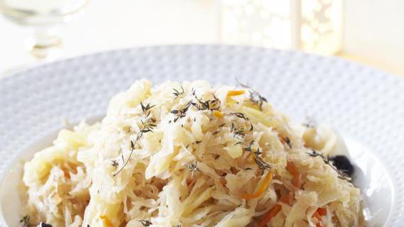 Ароматная капуста, запеченная в духовке с яблоками, изюмом и белым вином