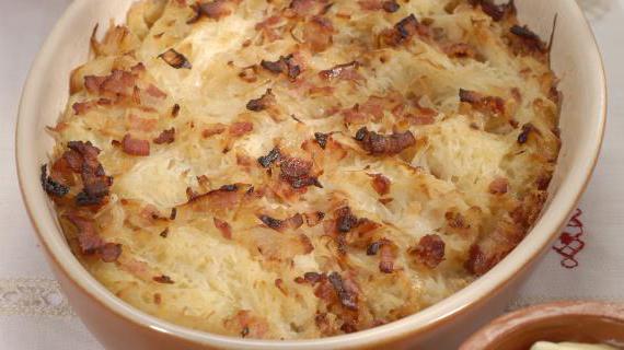 Ароматная картофельная запеканка с беконом и луком