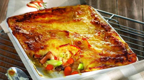 Ароматная картофельная запеканка с фаршем из индейки и клюквенным соусом на основе апельсина
