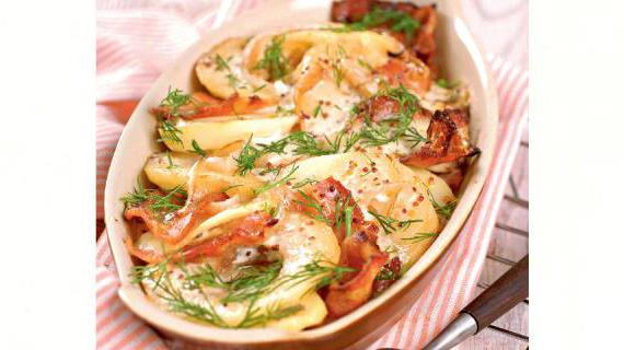 Ароматная картофельная запеканка с яблоками, беконом и сырным соусом