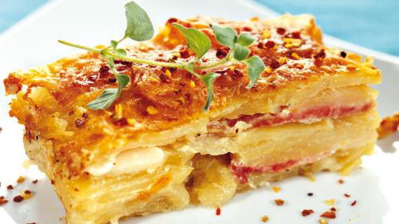 Ароматная картофельно-луковая запеканка с ветчиной и сыром