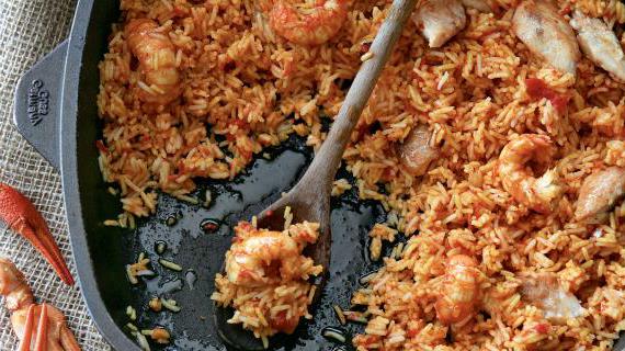 Ароматная каталонская паэлья с рыбой-чертом и свежими раками
