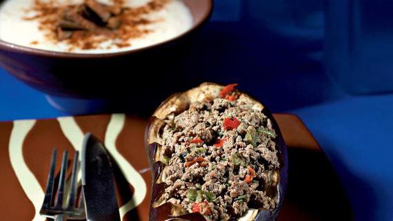 Вкусная и ароматная толма из баклажанов с пряной бараниной — идеальное блюдо для семейного ужина