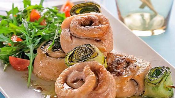 Ароматная кефаль с кабачками на шпажках – легкое и вкусное блюдо