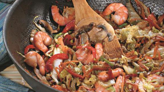Ароматная китайская капуста с креветками и овощами