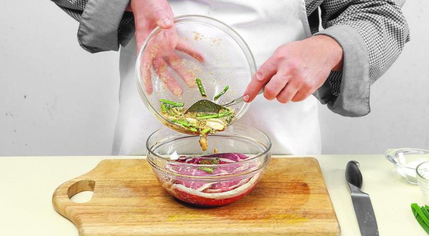 Добавьте полученную смесь к мясу, хорошо перемешайте и оставьте мариноваться еще на 25–30 минут.