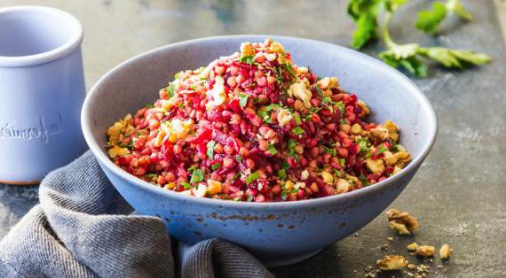 Ароматная красная гречка с свеклой и орехами