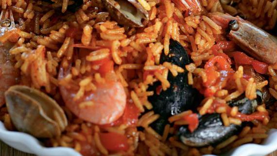 Восхитительная красная паэлья — классический рецепт с яркими вкусами