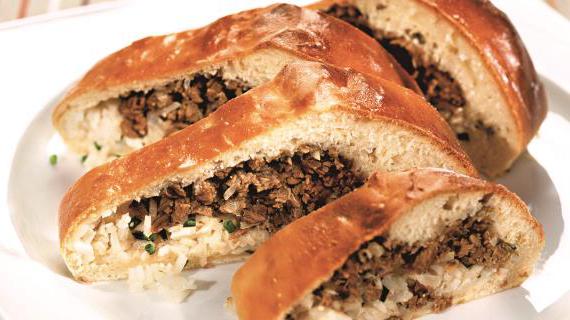 Ароматная кулебяка с мясом по домашнему рецепту