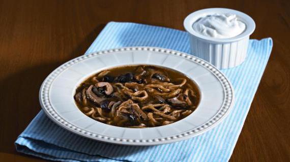Ароматная куриная лапша с грибами для домашнего обеда