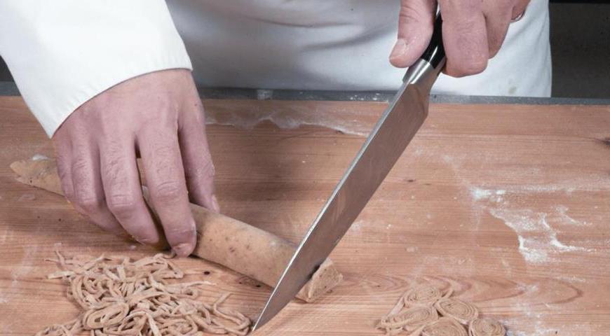 Раскатайте тесто для лапши, нарежьте тонкими полосками, присыпьте мукой и дайте подсохнуть 15 минут. Отварите лапшу в подсоленной воде 1 минуту и откиньте на дуршлаг.