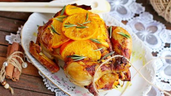 Ароматная курица, фаршированная апельсинами и травами
