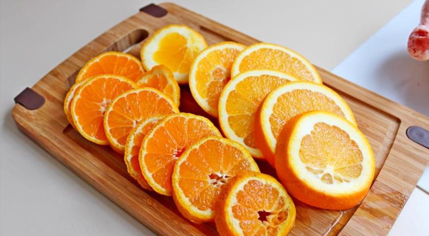 Апельсины вымойте и нарежьте тонкими кружочками.