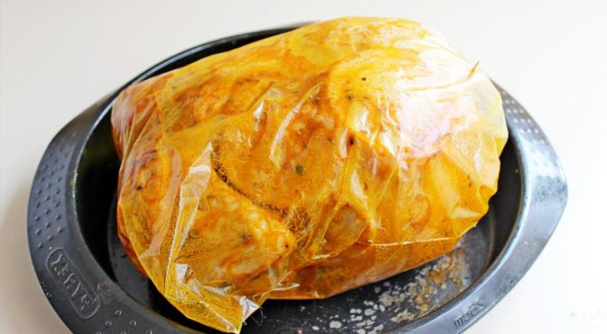 Полученной смесью тщательно натрите всю поверхность курицы. Выложите птицу в пакет для запекания, поместите в форму и отправьте в духовку, разогретую до 190°C, на 60 минут.