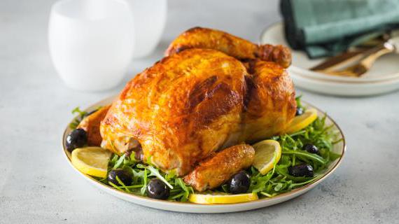 Ароматная курица, фаршированная грибами и черносливом