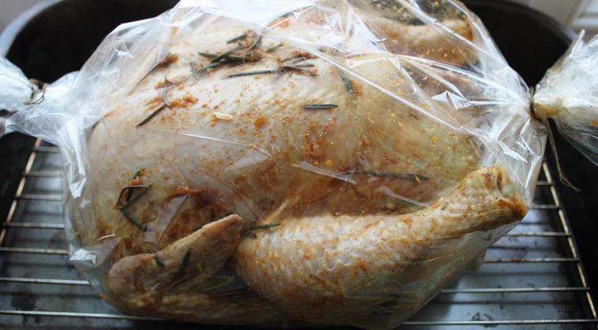 Уложите курицу в пакет для запекания и поместите в предварительно разогретую духовку до температуры 200 °C. Готовьте в течение 50 минут, пока корочка не станет румяной и хрустящей.