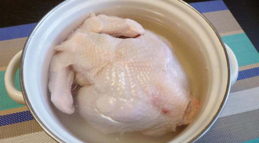 Перед началом приготовления курицу нужно залить слабым солевым раствором (на 1 литр воды около 2 столовых ложек соли) и оставить на 2 часа. Для равномерного просаливания курицу рекомендуется переворачивать несколько раз. Соленад поможет мясу сохранить сочность во время запекания.