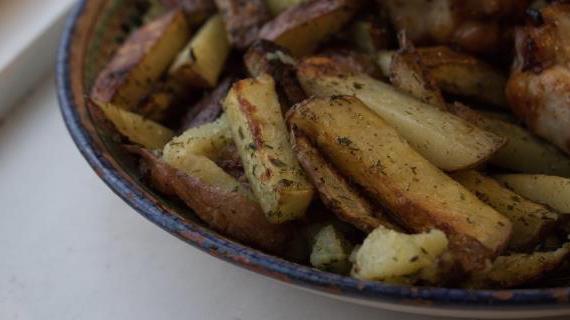 Ароматная курица по-тайски с пряной запеченной картошкой