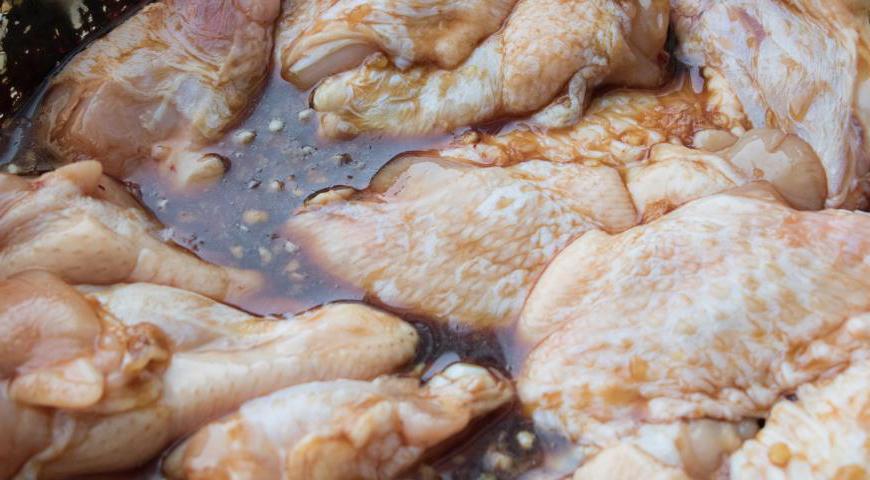 Курицу натрите маринадом и оставьте настаиваться не менее чем на 25 минут. Затем запекайте в предварительно разогретой духовке при температуре 180°C в течение 35 минут без использования крышки.