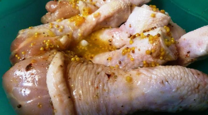 Поместите куриные голени в глубокую миску, залейте приготовленным маринадом. Накройте пищевой пленкой и оставьте мариноваться на 3 часа в холодильнике. За это время рекомендуется 2-3 раза аккуратно перемешать мясо для равномерного пропитывания.