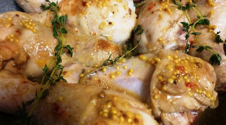 Выньте курицу из маринада, слегка обсушите и обжарьте на хорошо разогретой сковороде с оливковым маслом до красивой корочки. Затем влейте оставшийся маринад, добавьте веточки тимьяна, накройте крышкой и тушите на среднем огне около 40 минут до полной готовности мяса.
