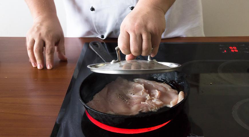 Начните с подготовки куриной грудки: аккуратно разрежьте ее по шву, чтобы она стала более плоской и равномерно готовилась. Приготовьте смесь из морской соли, черного перца и немного имбиря для аромата. Втирайте её в мясо, затем стряхните лишнее. Разогрейте сковороду с маслом (лучше оливковым) на среднем огне. Выложите курицу и накройте легкой крышкой, чтобы она не подгорела. Обжаривайте около 3 минут с одной стороны.