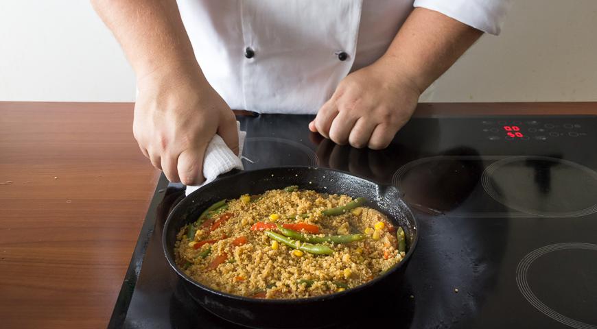 Добавьте кусочки курицы в получившуюся массу. Перемешайте и снимите с огня. Подавайте блюдо горячим. Для украшения можно использовать кондитерское кольцо, чтобы создать красивый биточек из киноа и овощей, который будет отлично смотреться на тарелке.