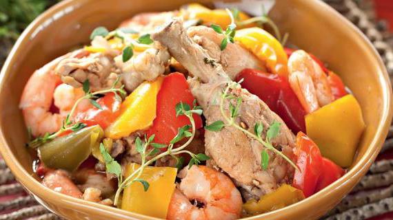 Ароматная курица с креветками и овощами