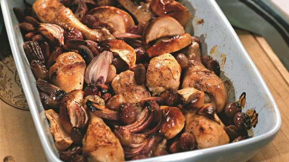 Ароматная курица с миндалем и фруктами