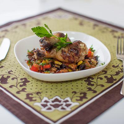 Ароматная курица с овощным рататуем по домашнему рецепту
