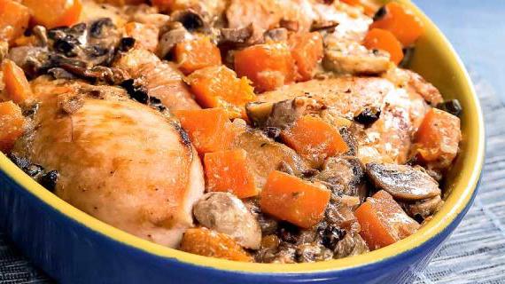 Ароматная курица с тыквой, белыми и шампиньонами в сливочном соусе