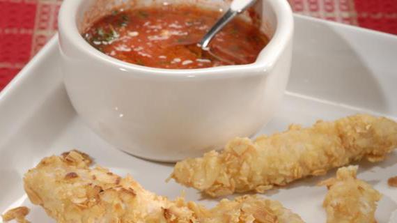 Ароматная курица в хрустящей миндальной панировке с томатным соусом