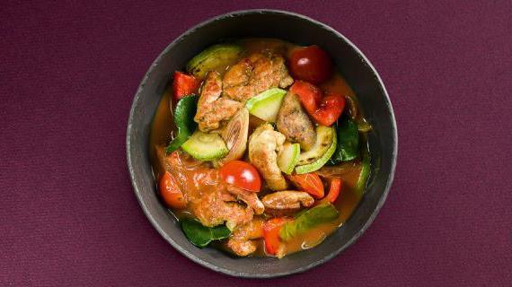 Ароматная курица в кокосово-карри соусе с овощами