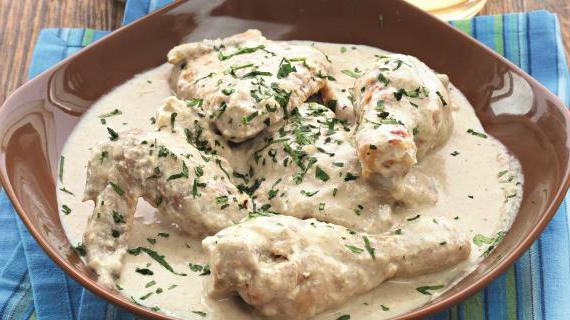 Вкусная курица в сливочном соусе с грибами и белым вином — идеальное блюдо для ужина