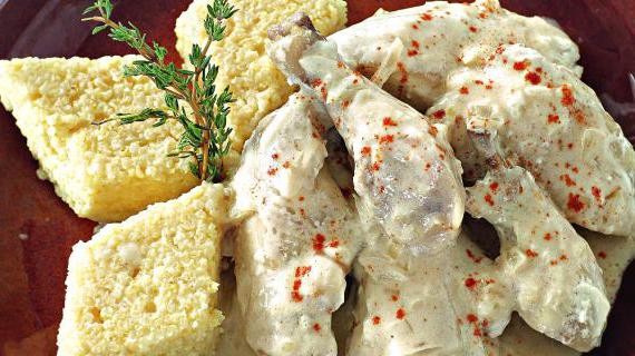 Ароматная курица в сливочном соусе с густой просовой кашей
