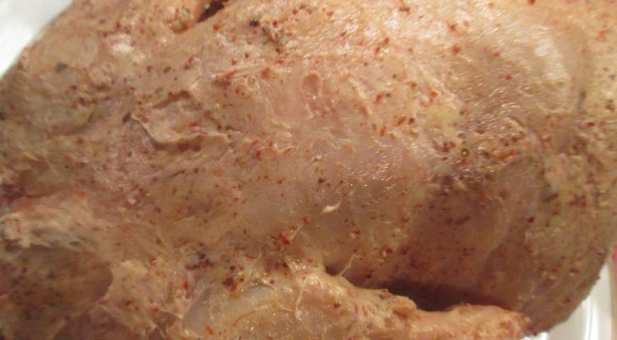 Полученной смесью натрите курицу снаружи и внутри. Внутрь птицы добавьте соль и молотый перец по вкусу, равномерно распределив специи.