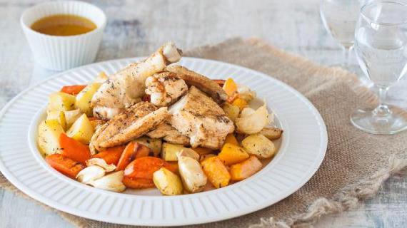 Ароматная курица, запеченная в рукаве с овощами