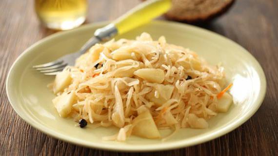 Ароматная квашеная капуста, тушенная с яблоками и специями
