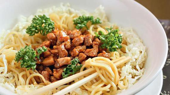 Ароматная лапша с китайской капустой и свининой