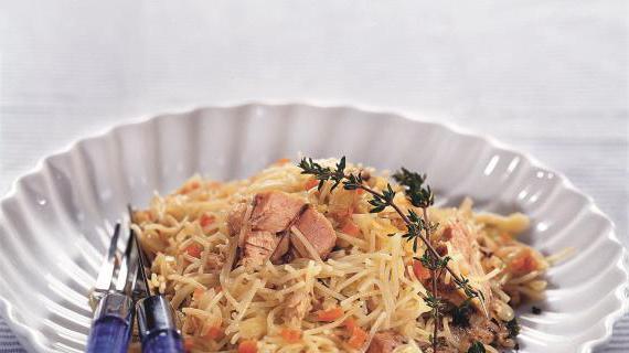 Ароматная лапша с консервированным лососем – быстрое и вкусное блюдо за 15 минут
