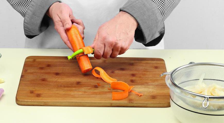 Используя специальный нож, нарежьте морковь тонкими полосками, затем порубите их на кусочки размером 2 см. Отварите лапшу вместе с морковью в подсоленной воде согласно инструкции на упаковке. Промойте холодной водой и дайте ей обсохнуть.
