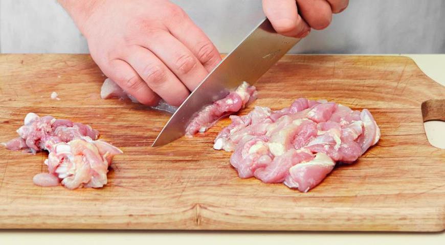 Отделите мясо от костей на средние куски, добавьте немного соли и перца. Оставьте на 15 минут для маринования. Варите лапшу согласно указаниям на упаковке, но недоварите её примерно на половину времени. Промойте холодной водой и дайте обсохнуть.