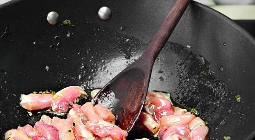 Всыпьте кусочки курицы и перемешайте. Влейте кокосовое молоко, добавьте очищенный имбирь, листья лайма и лемонграсс. Доведите до кипения на медленном огне.
