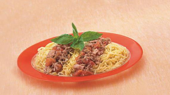 Ароматная лапша с соусом из тунца и свежими помидорами