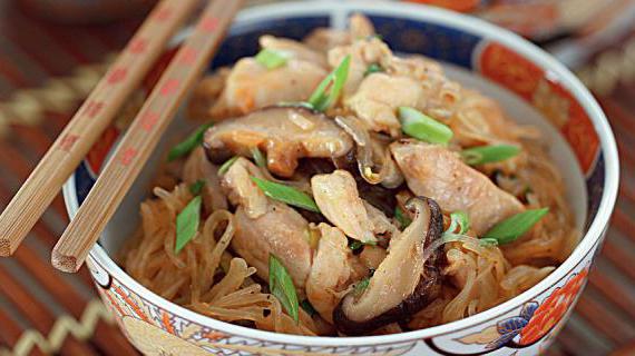 Ароматная лапша сотангон с курицей и грибами