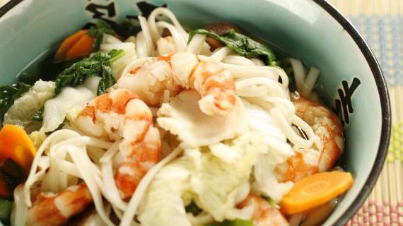 Ароматная лапша удон с курицей, креветками и овощным миксом