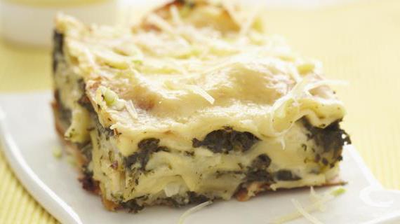 Ароматная лазанья с картофелем, шпинатом и сырным соусом