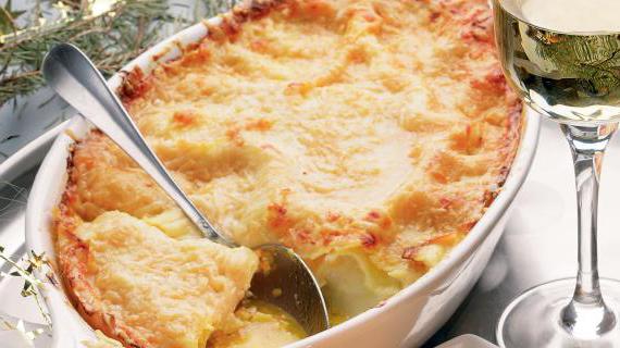 Ароматная лазанья с лососем, укропом и нежным белым соусом