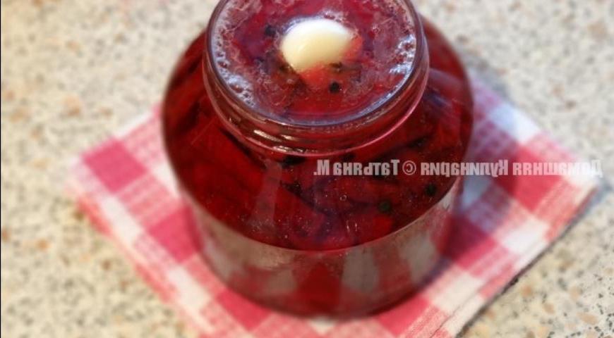Свеклу тщательно помыть, очистить от кожуры и нарезать крупной соломкой или небольшими кубиками. Плотно уложить в чистые банки, оставляя немного места под заливку маринада. Добавить чеснок: можно положить по одному целому зубчику в каждую банку, либо измельчить и равномерно распределить между банками.